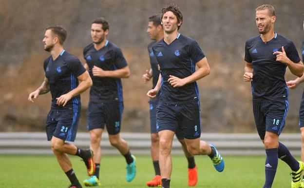 Esteban Granero, junto a otros compañeros en Zubieta. /ARIZMENDI