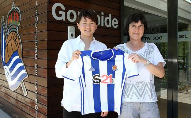 Michi Goto posa con su nueva camiseta.