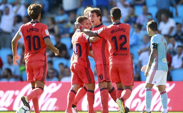 Los jugadores de la Real celebran el gol de Oyarzabal.