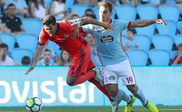 Jonny derriba a Vela a en la acción del penalti.