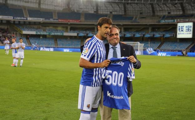 Xabi Prieto con el presidente de la Real Sociedad antes del partido ante el Villarreal.