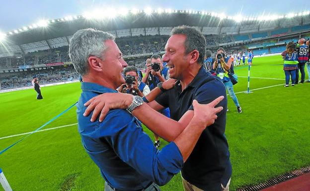 Los entrenadores Fran Escribá y Eusebio se saludan antes de empezar el choque de Anoeta.