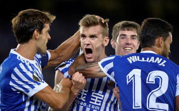 Llorente y Aritz celebran uno de los tantos del madrileño.