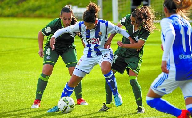 Manu Lareo trata de zafarse de dos jugadoras béticas, en un partido de la temporada pasada en Zubieta. :: pedro martínez/
