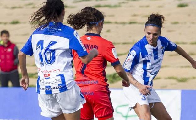ahikari encara a dos defensas del Sporting del Huelva durante el partido. /LFP