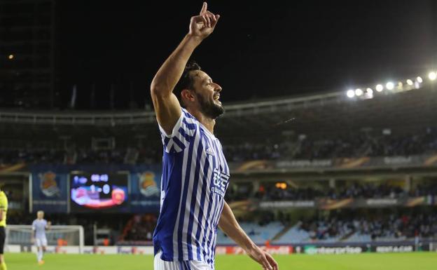 De la Bella celebra su gol ante el Vardar en Anoeta/Michelena