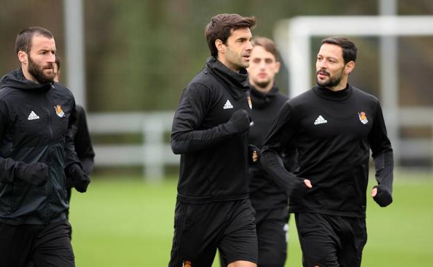 Varios jugadores de la Real Sociedad, durante un entrenamiento./UNANUE