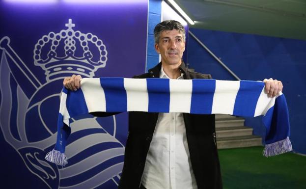 Imanol Alguacil posa con una bufanda de la Real Sociedad durante su presentación. /J. Usoz