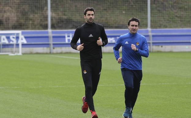 Xabi Prieto corre junto al preparador físico en un reciente entrenamiento de Zubieta. /LUSA