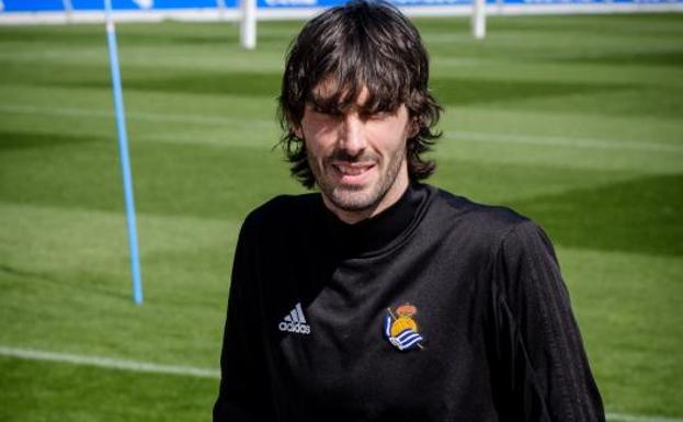 Carlos Martínez posa en Zubieta con el José Luis Orbegozo de fondo./USOZ