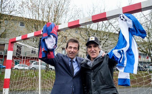 Juanjo Álvarez y Mikel Erentxun escenifican su amor por los colores del Eibar y la Real. «Que se vea el escudo de la Champions», bromea el cantante. /USOZ