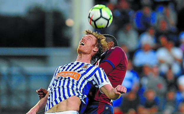 Zurutuza pelea por un balón. /Morquecho