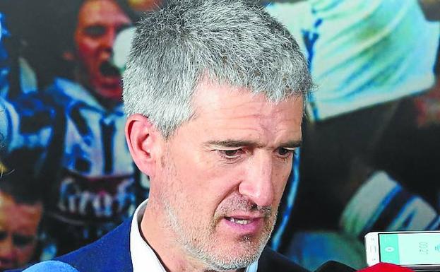 Roberto Olabe atiende a la prensa este miércoles en Anoeta./MICHELENA