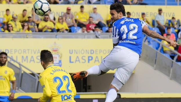 Uno de los cabezazos de Willian José en el área de Las Palmas./EFE