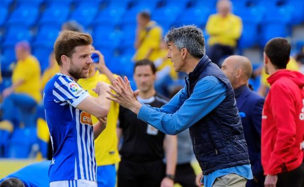 Imanol da instrucciones a Illarramendi durante el partido frente a el Las Palmas. /EFE