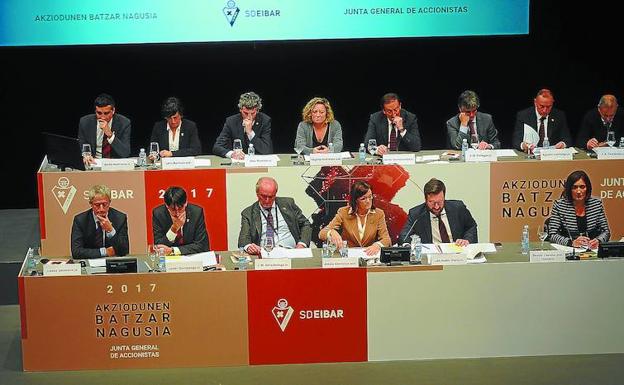 El Consejo del Eibar, con Amaia Gorostiza al frente, durante la Junta General de Accionistas de ayer. /MORQUECHO
