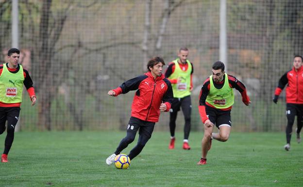 Takashi Inui y Gonzalo Escalante, durante un reciente entrenamiento del Eibar./MORQUECHO