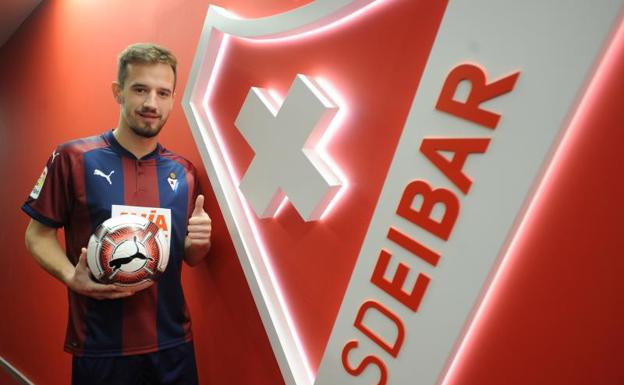 Jovanovic, en su presentación como nuevo jugador armero/Morquecho