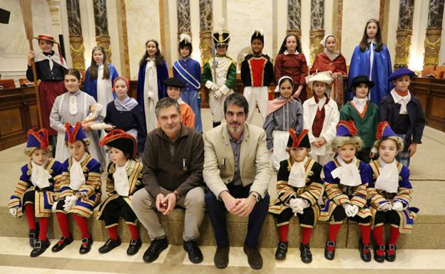 El alcalde Eneko Goia y el concejal de Fiestas, Alfonso Gurpegui, junto a los cargos de honor de la Tamborrada Infantil 2018. /Fraile