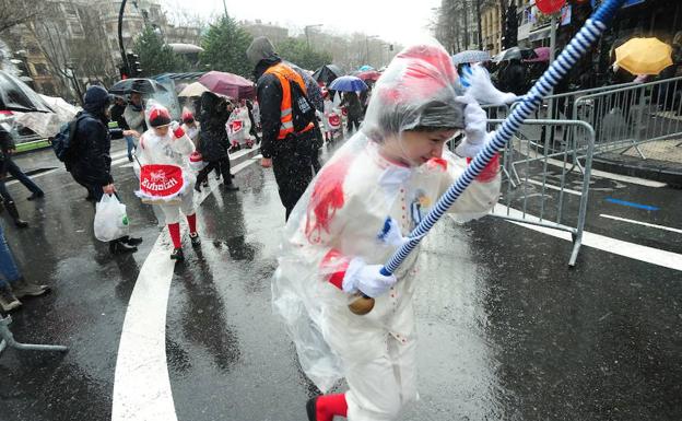 El viento y la lluvia han protagonizado muchas tamborradas, como la de 2014. /JOSÉ MARI LÓPEZ
