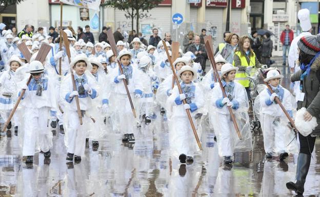 Los ponchos y chubasqueros volverán a estar presentes en la Tamborrada Infantil./PEDRO MARTÍNEZ