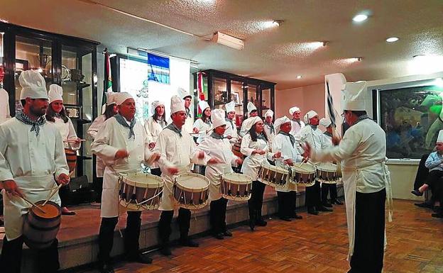 México. Alfredo Jover Donnay dirigió a los tamborreros vestidos con el atuendo tradicional de cocineros tras una cena en el centro vasco/