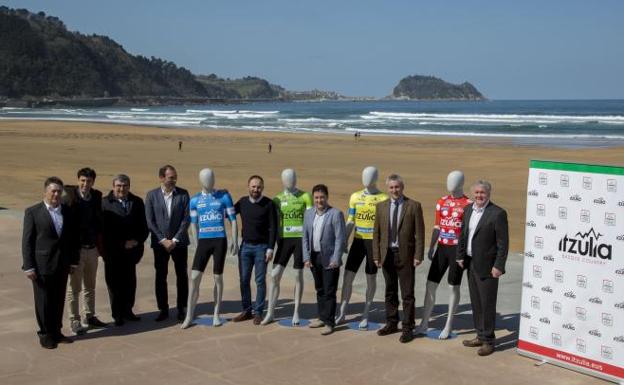 Organizadores y patrocinadores, con los maillots para los mejores de la carrera, ayer en el Malecón de Zarautz, donde se presentó la Itzulia. /Michelena