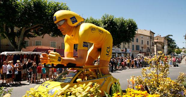 LCL patrocina el maillot amarillo.