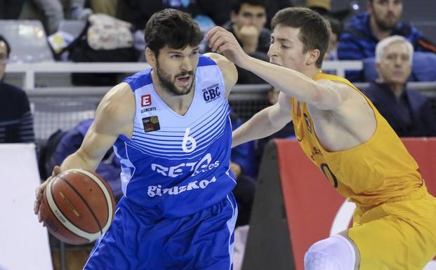 Ricardo Úriz, durante un lance contra el filial del Barcelona la temporada pasada.