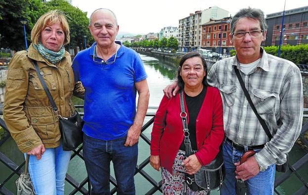 Amaya, Carlos, Carmen y José Ramón posan en Errenteria junto a la agencia de desarrollo comarcal de Oarsoaldea.