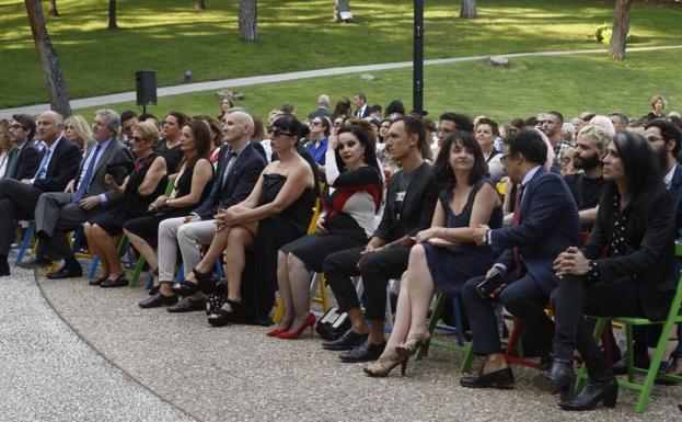 Diversos rostros conocidos asisten al homenaje a David Delfín en los jardines del Museo del Traje./Kiko Huesca (Efe)