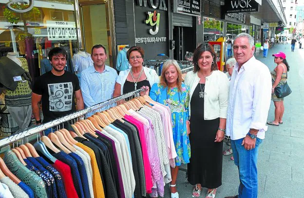 Presentación. Ánder Percaz, José Ignacio Bermudez, Nekane Irastorza, Loli Pérez, Amaigoia Izeta y Tomás Maeztu, en la Boutique Urritz, de la calle Luis Mariano, en la apertura de la Braderie 