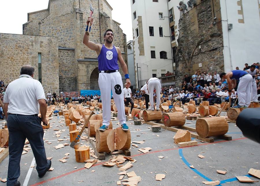 Atutxa levanta la aizkora en señal de victoria tras cortar el último kanaerdiko ayer, en La Plaza de la Trinidad.