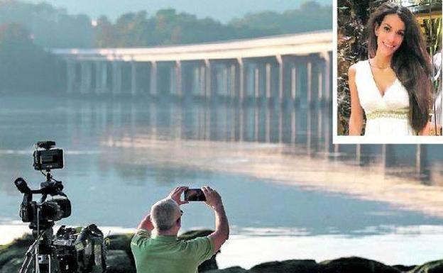 Imagen del puente de Taragoña donde fue encontrado el móvil de Diana Quer (en la fotografía superior).