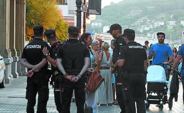 Agentes de la Ertzaintza vigilan el entorno del Boulevard, ayer tarde.
