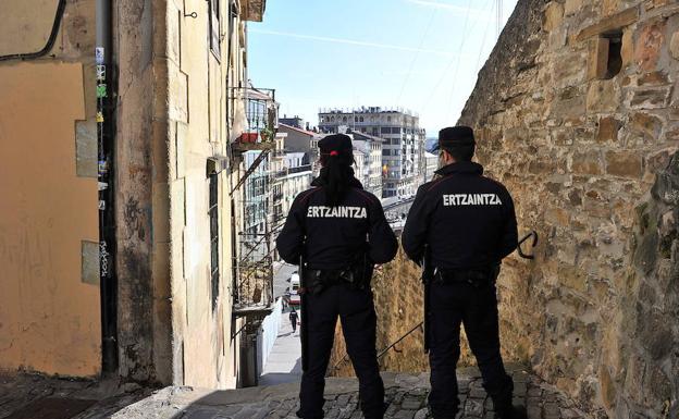 Imagen de archivo de unos ertzainas en la Parte Vieja donostiarra.