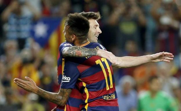 Messi y Neymar se abrazan tras lograr un gol con la camiseta del Barça.
