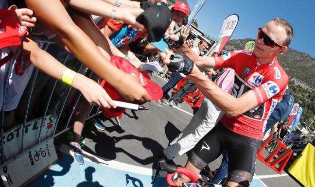 Chris Froome firma autógrafos ayer en la salida de la etapa en Escaldes-Engordany, en Andorra.