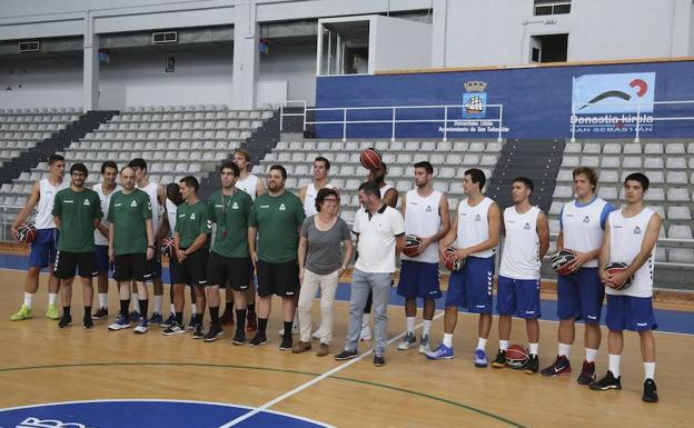 La plantilla y el cuerpo técnico han posado este jueves en el Gasca ante los medios de comunicación.