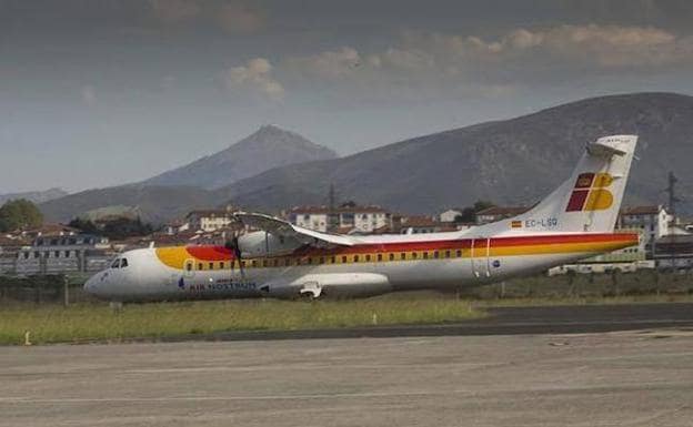 Un avión aterriza en el aeropuerto de Hondarribia. 