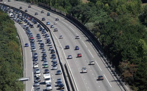 Cola de vehículos en la autopista A7.