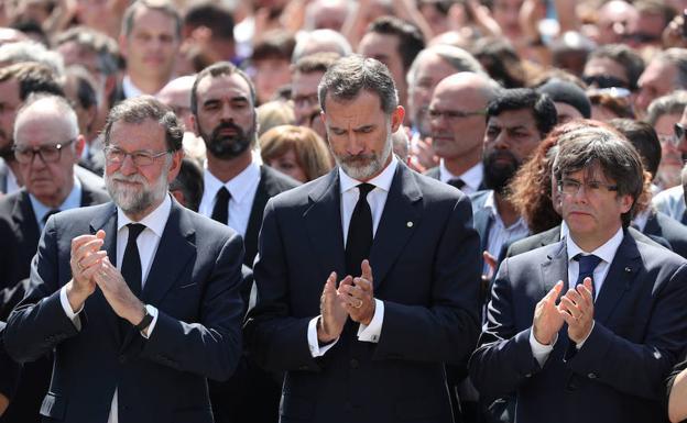 Mariano Rajoy, Felipe lV y Carles Puigdemont en la Plaza Catalunya para homenajear a las víctimas el pasado viernes.