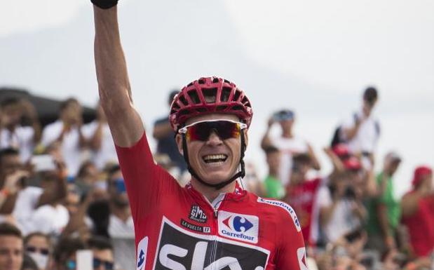 Chris Froome, al cruzar la línea de meta y ganar su primera etapa de la Vuelta 2017.