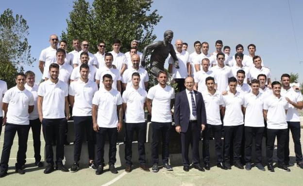 La plantilla del Sevilla, con el presidente José Castro, ante la figura de Antonio Puerta.