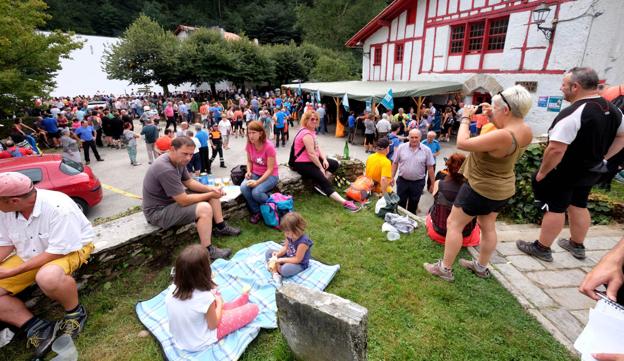 Cientos de personas se acercaron a la villa de Artikutza para celebrar San Agustín.