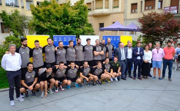 La plantilla del Bidasoa-Irun salió a la calle en su presentación oficial.