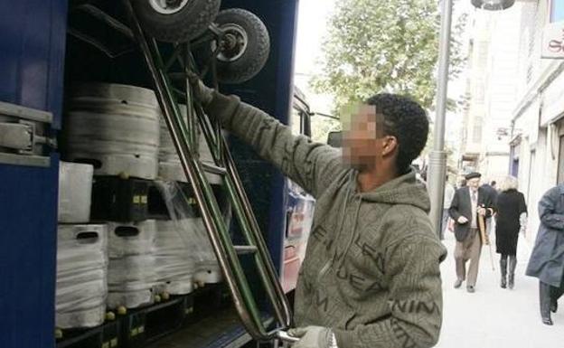 Trabajador extranjero realizando un reparto.
