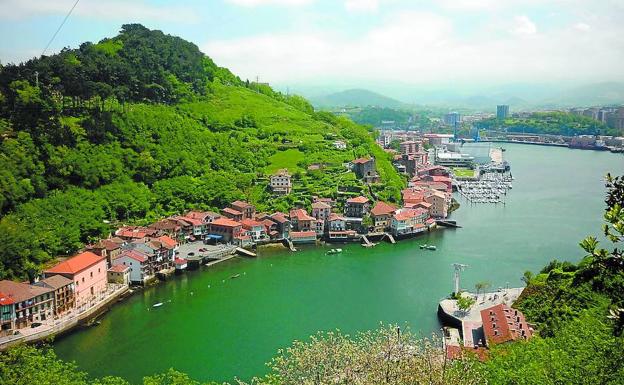 La vista sobre la bahía que se divisa bajando de Ulia.