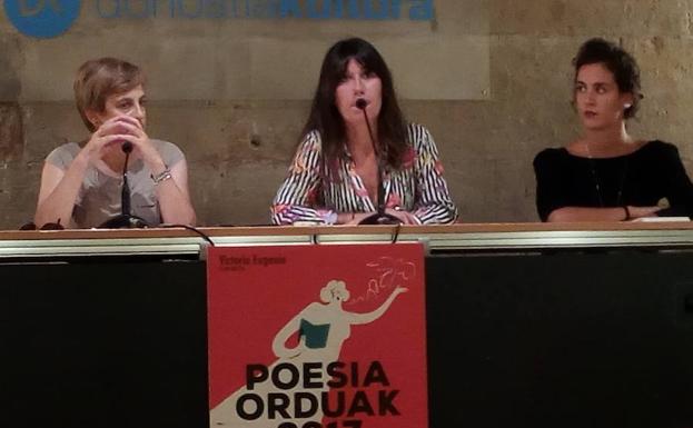 Miren Azkarate, Jasone Osoro eta Beatriz Chivite ekimenaren aurkezpenean. Aurrean, Iker Aiestaranek diseinatutako kartela.