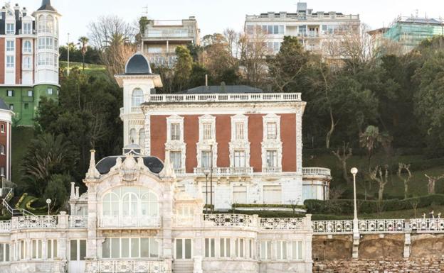 Fachada principal de villa Almudena, en Miraconcha, uno de los edificios neoclásicos más representativos del paseo.